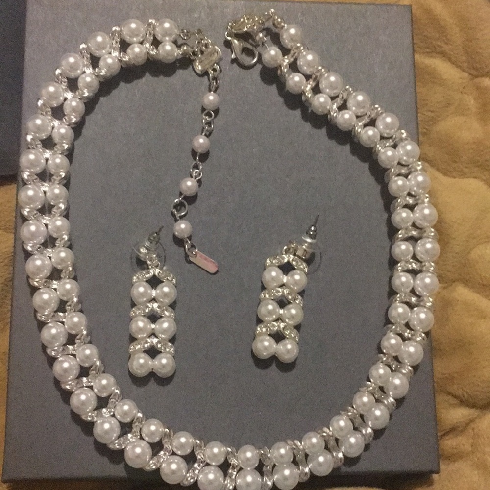 Stunning rhinestone and pearl necklace earring set